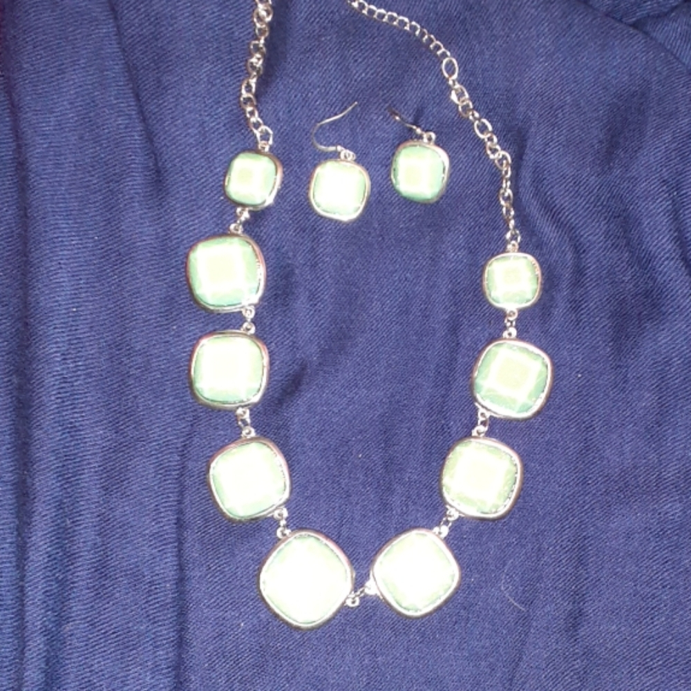 Beautiful seafoam green necklace and earring set